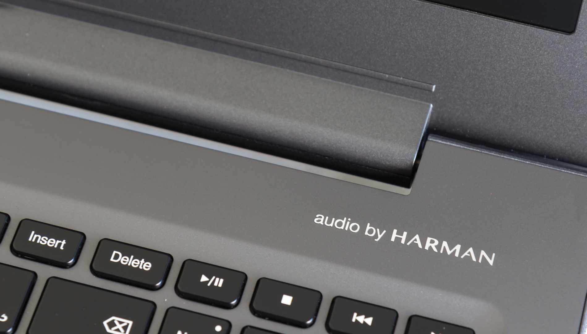 Laptopi zajedno detalji 4