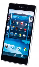 Velik i snažan: Monolitni dizajn karakterističan je za Xperia seriju. Kvalitetno je izrađen, s kaljenim staklom na obje strane, ali i prevelikim rubovima oko ekrana