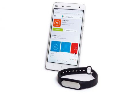 Mi band IP67 certificirana narukvica prati tjelesne aktivnosti i navike spavanja, a ujedno omogućava otključavanje telefona bez šifre i spaja se Bluetoothom na telefon. Ne dolazi uz telefon!