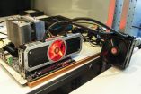 U dva dijela:  Osigurajte mjesto u kućištu  i za radijator vodenog hlađenja / Zaštitna boja: Crveno LED svjetlo obasjava ventilator i Radeon logo na gornjoj strani