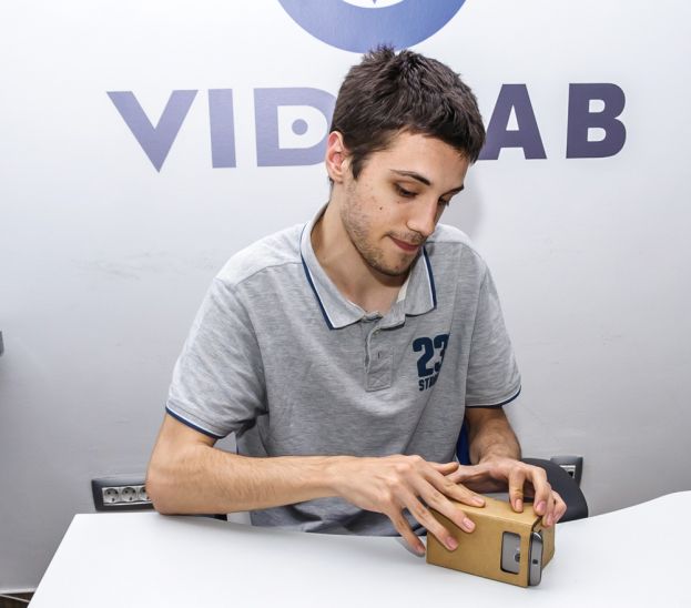 Muke po umetanju 5 inčni HTC M8 je jedva stao u Cardboard