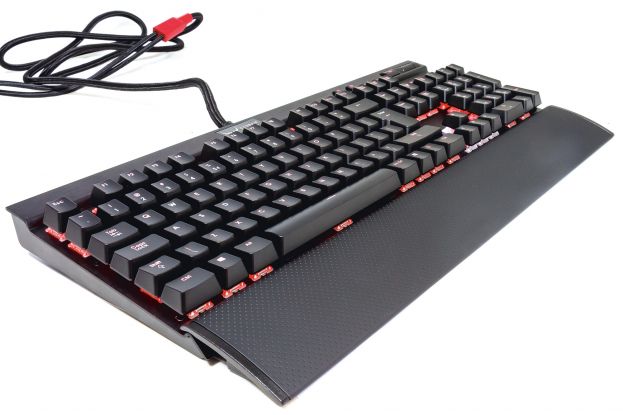 Stopama starijeg brata K70 RGB bazira se na istom dizajnu kao  i kod non-RGB predstavnika koji je već više od dvije godine na tržištu